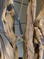 Afbeelding in Gallery-weergave laden, Gouden vlinder collier met saffier en diamant
